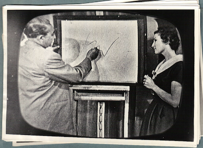 Foto's van een televisieoptreden van Eppo Doeve in de jaren vijftig. Naast hem staat omroepster Tanja Koen (NCRV). Collectie: Persmusuem
