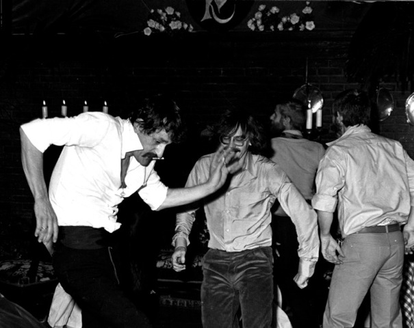 Vlnr: Jaap Binnerts en Freek Biesiot bij het afscheidsfeest van Jan P. Koenraads in 1978