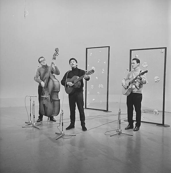 Ben Hulskamp (midden), optreden van het Trio Ben Hulskamp voor de KRO op 13-12-1966. Fotocollectie Beeld en Geluid