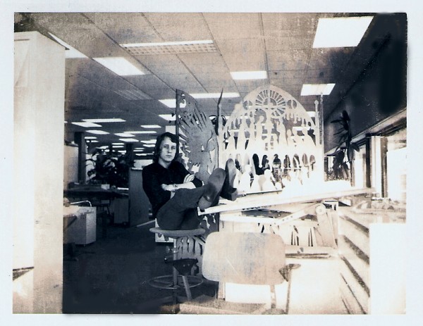 De werkplek van Nick de Weerd en Freek Biesiot in de kantoortuin op het mediapark, ca 1974. Collectie Nick de Weerd