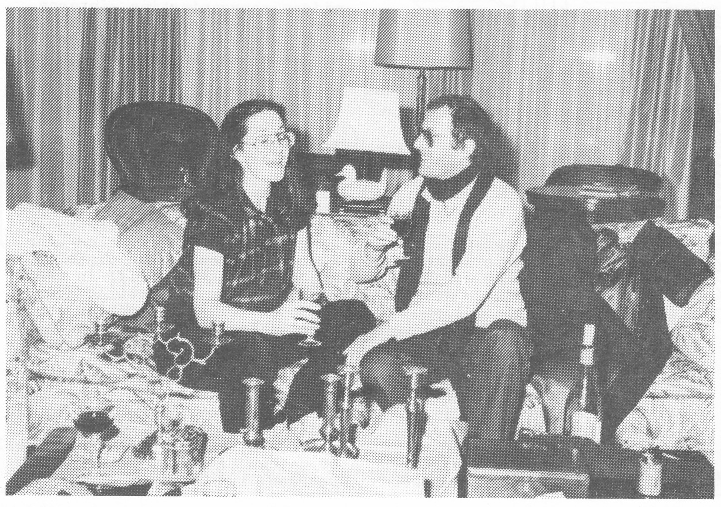 Mias Schlosser en regisseur Andre Wilson in de set van De Fabriek (TROS, 1981). Foto gepubliceerd in DTF Magazine van 1-10-81. Met dank aan Leo Ooijkaas